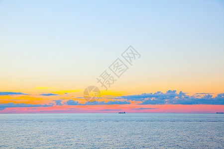 日落美丽的海景平面多彩的天空和云图片