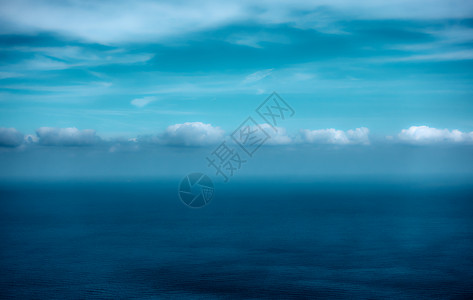 海洋和云层超真实的海景给您自己的文字带来波斯过滤后的图像背景图片