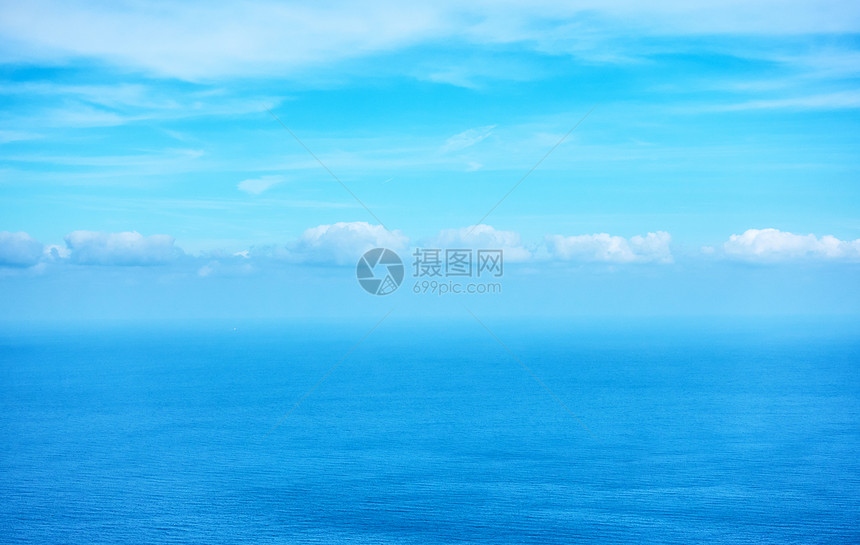 大西洋海和天空美丽的海景地平线上有一排云图片