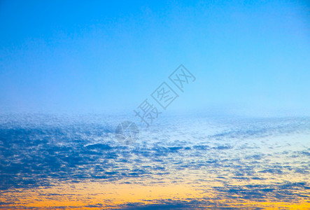日出前有云的天空可用作背景图片