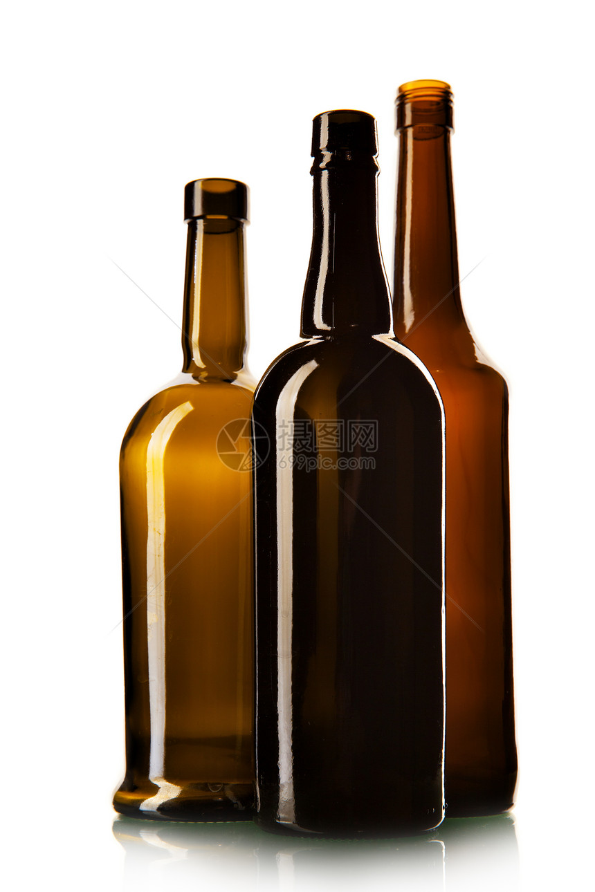 三个空的葡萄酒瓶在白色背景上被孤立图片