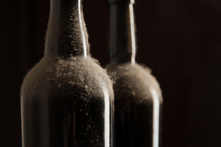 旧葡萄酒黑色底的达斯丁瓶子图片