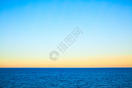 日落时的海面天空晴朗的美丽海景最小背图片
