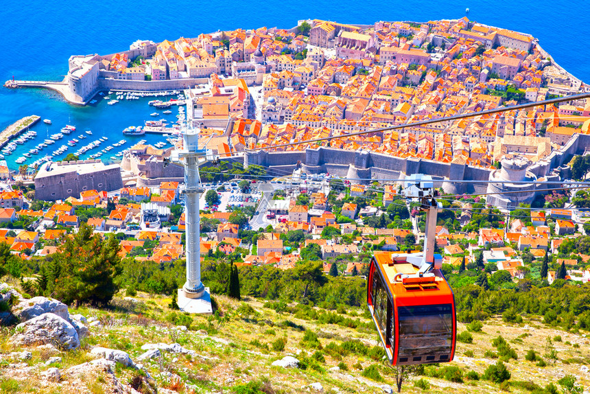 克罗地亚山丘的Dubrovnik旧城全景图片