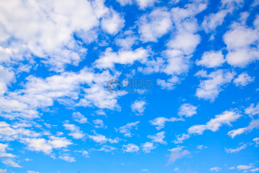 蓝春天空有云背景您自己的文字空间图片