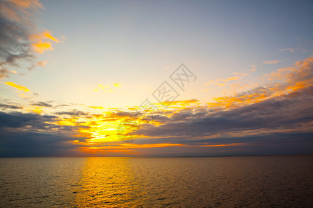 海面上日落时海景与平面图片