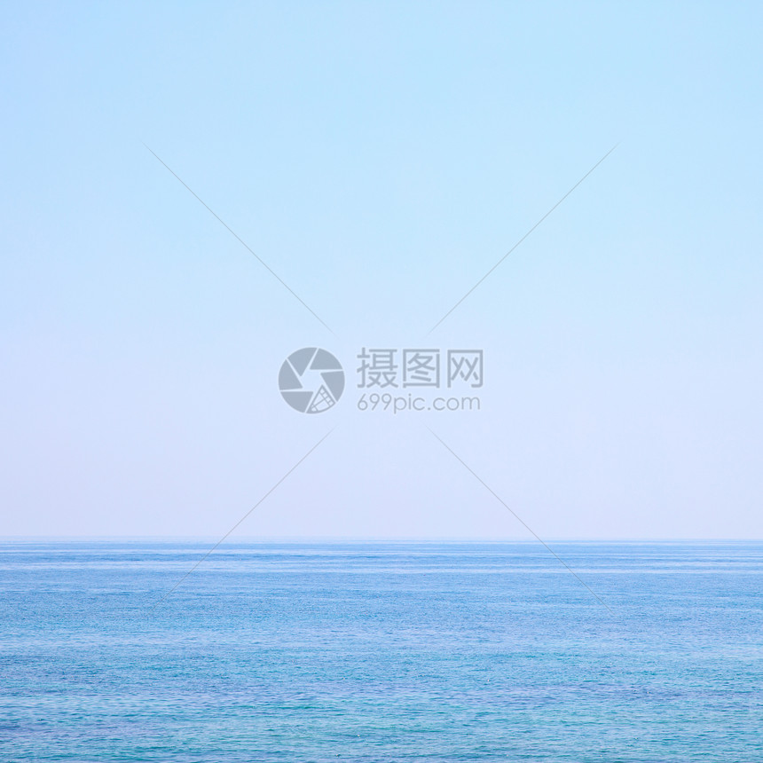 海平面和清晰的浅蓝天空可用作背景图片