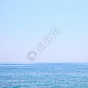 海平面和清晰的浅蓝天空可用作背景图片