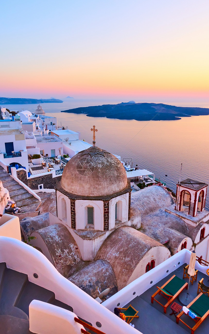 希腊圣托里尼岛日落Thira镇和爱琴海图片