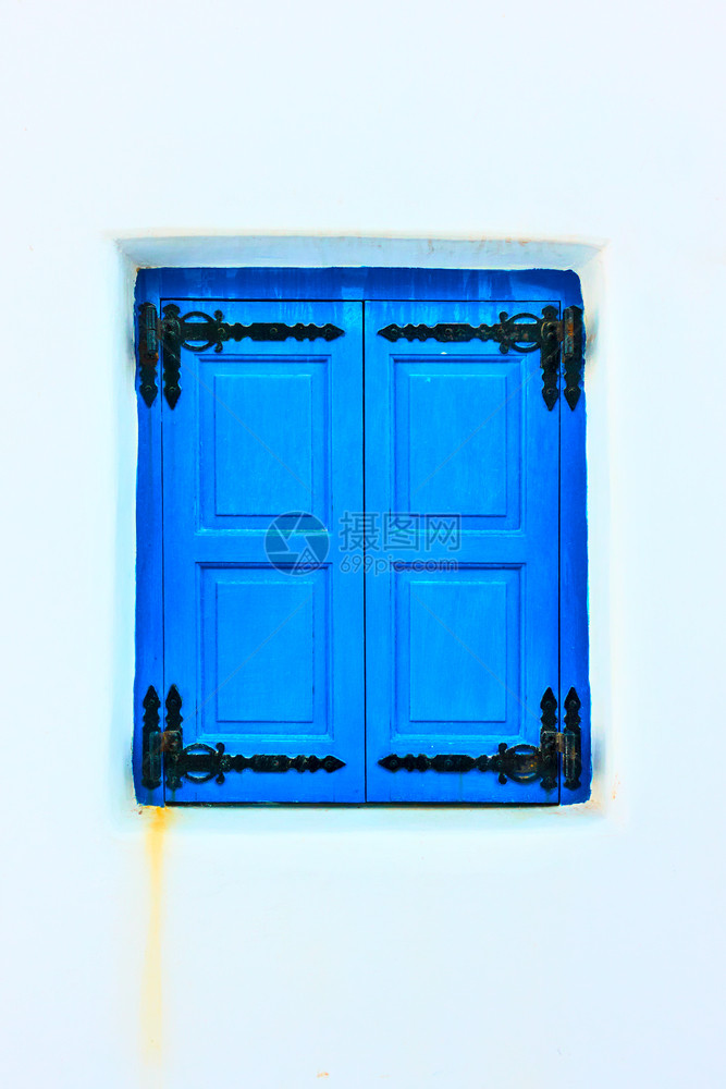 希腊圣托里尼以传统蓝色涂上颜的封闭百叶窗图片