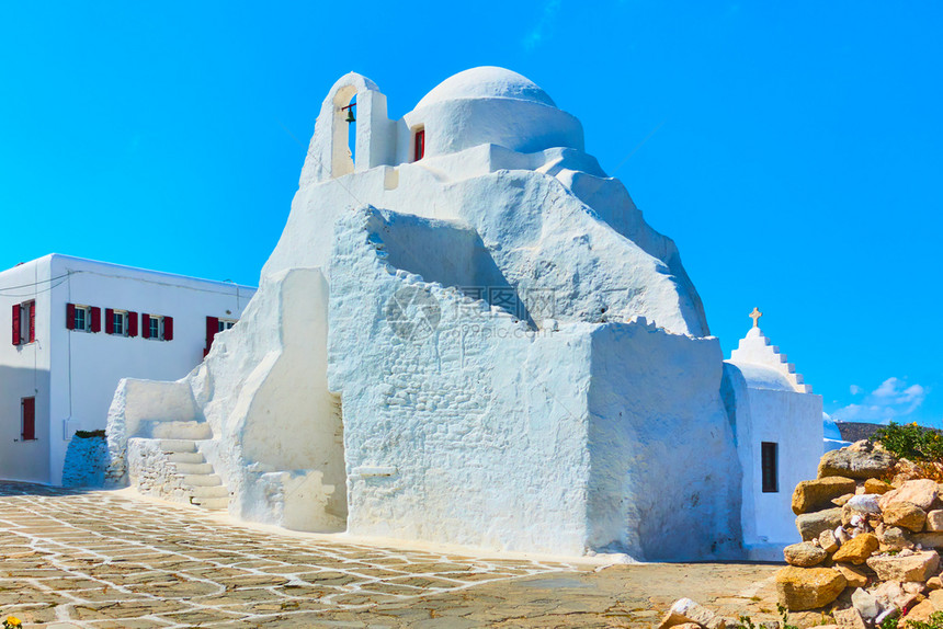 希腊米科诺斯岛的白色古老帕纳吉亚拉波蒂尼教堂图片