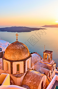 希腊圣托里尼日落时Thira镇和爱琴海的旧教堂图片