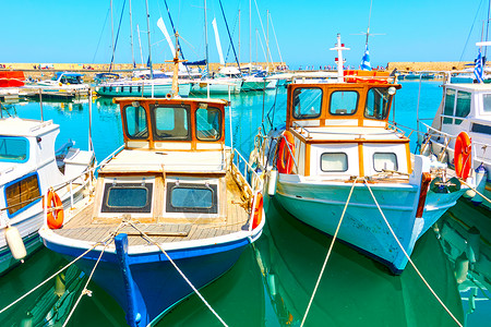 希腊克里特海拉利翁港口的老船高清图片