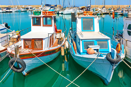 希腊克里特海拉利翁港的老船图片