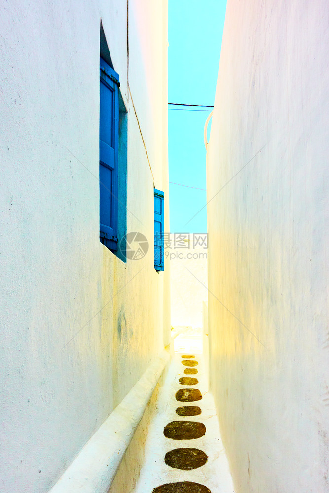 希腊Mykonos小巷的视角图片