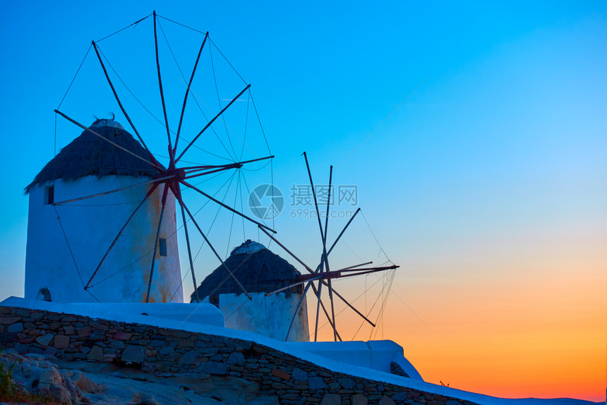 希腊西克拉底日落时在爱琴海岸的米科诺斯岛图片