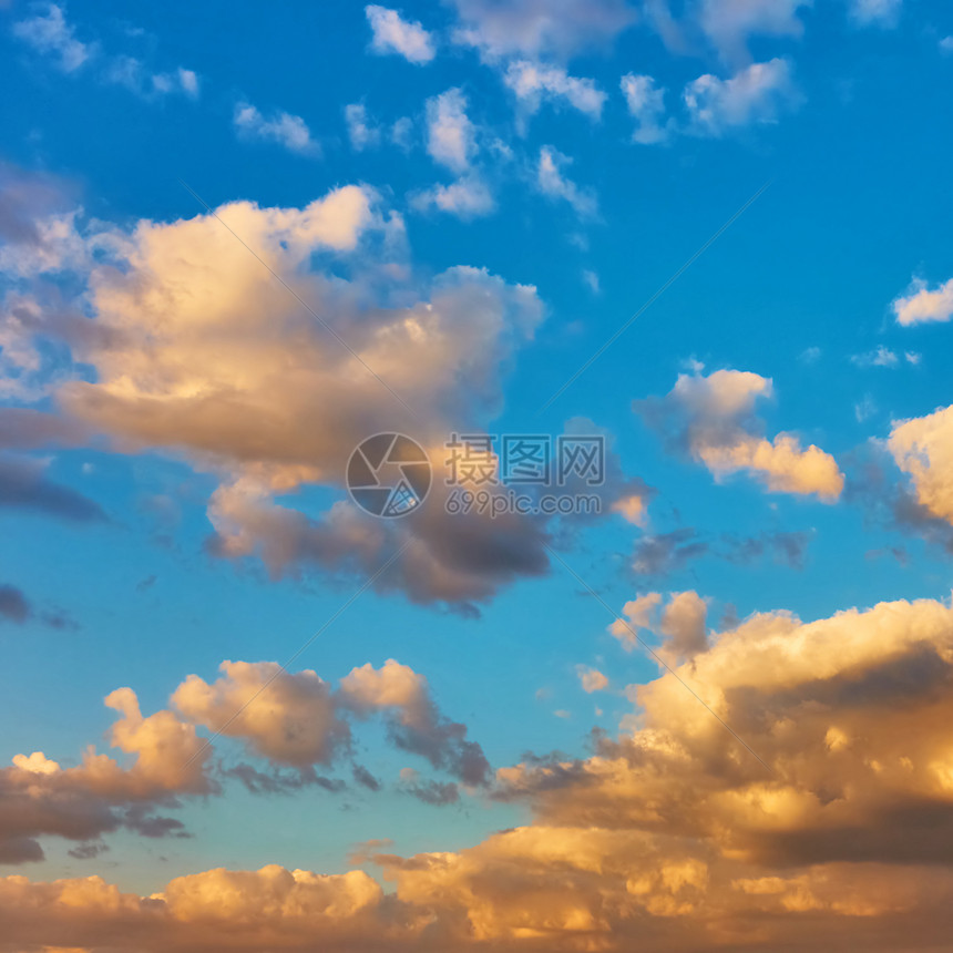 有云的日落天空可用作背景图片