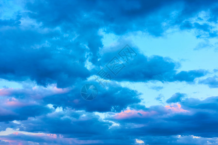 云层越下日落的天空可用作背景图片