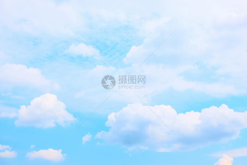 浅蓝天空和白云可用作背景图片