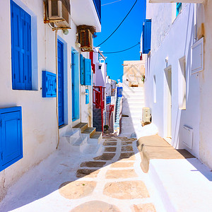 希腊Mykonos镇旧街上有白房子的图片