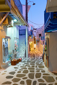 希腊Mykonos镇晚上狭小街道背景图片