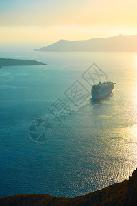 日落时远海和船只希腊圣托里尼海景图片