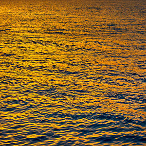 日落时金色海水可用作背景图片