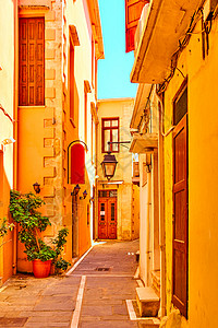 希腊克里特雷瑟姆诺镇旧街有黄色房屋高清图片