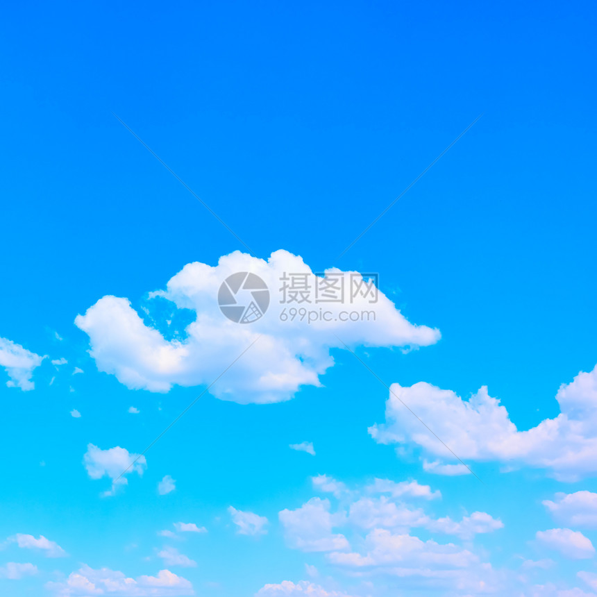 有白云的蓝天空可以用作背景广场种植您自己的文字空间图片