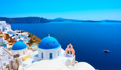 伊亚教堂希腊圣托里尼奥亚的蓝色圆丘和海希腊正教堂全景背景