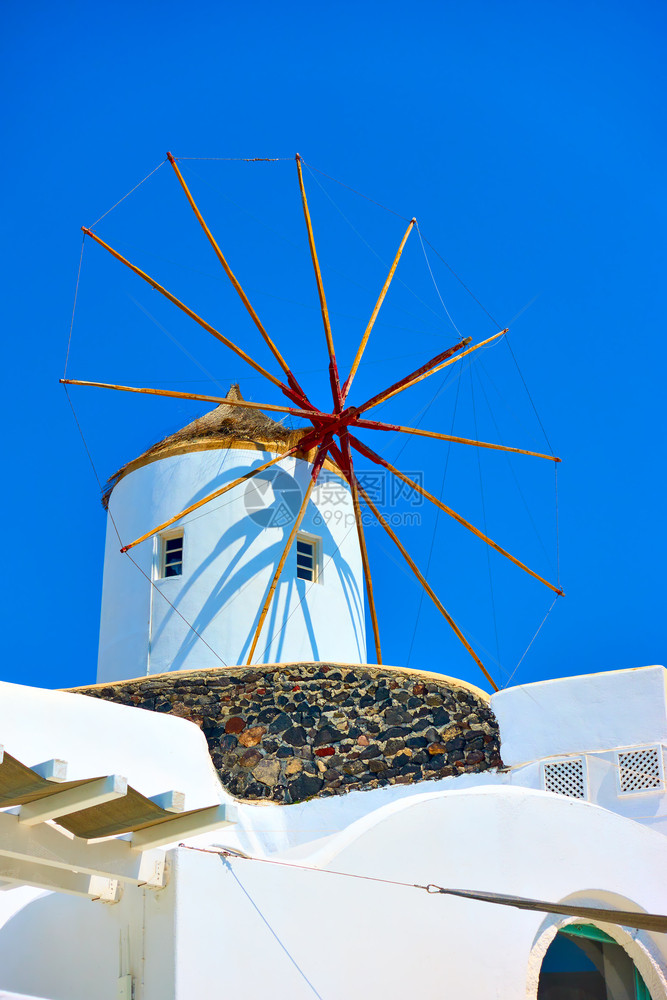 希腊圣托里尼奥亚传统白色风车图片
