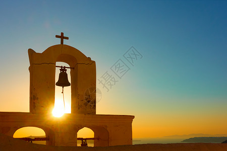 希腊Santorrini岛Thira镇日落时的旧教堂图片