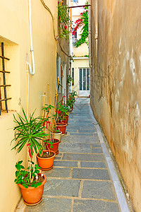希腊克里特雷瑟姆诺镇有花盆的小街边高清图片