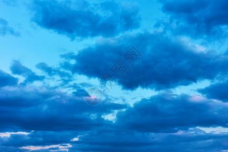 云层越下日落的天空可用作背景图片