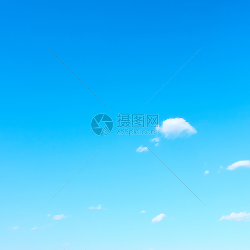 天气晴朗的蓝几乎接近晴朗的蓝色天空带有文字间的背景图片