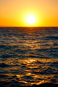 地中海上空的橙色日落海景图片