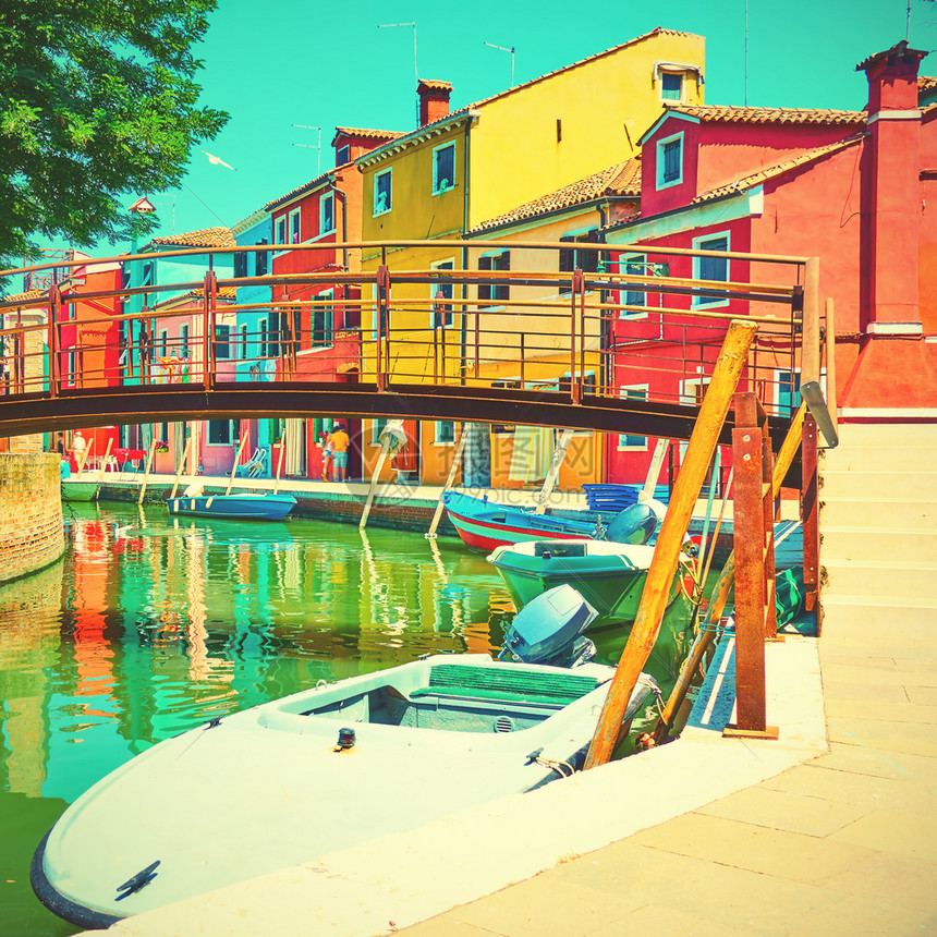 在意大利威尼斯的布拉诺用运河建造多彩的房屋图片