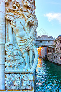 在威尼斯的DogesPalace和叹息桥角的Noah雕塑醉酒图片