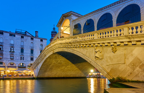 晚上在威尼斯的里亚尔托桥图片