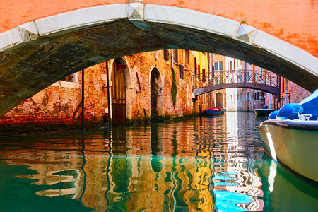 意大利威尼斯运河上的旧小桥图片