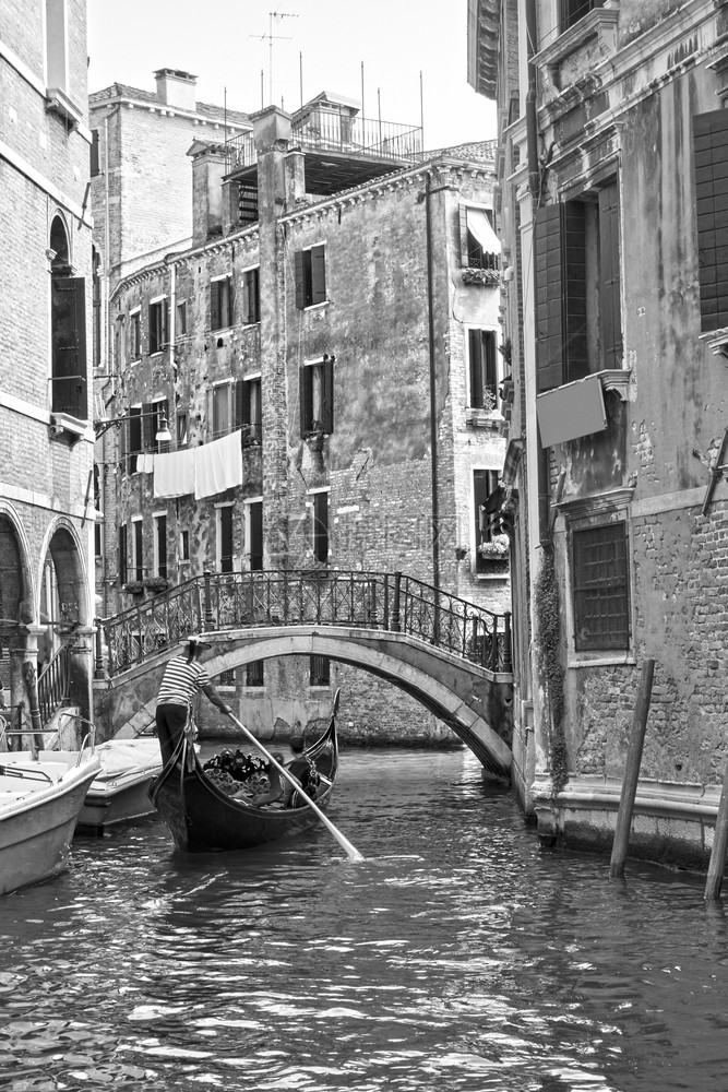 意大利威尼斯小运河和贡多拉的威尼斯风景图片