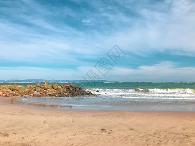 清空海滩和波浪的全景保加利亚波莫里图片