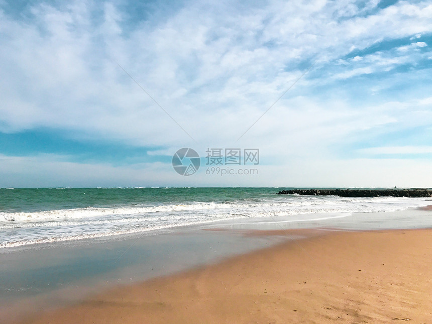 清空海滩和波浪的全景保加利亚波莫里图片