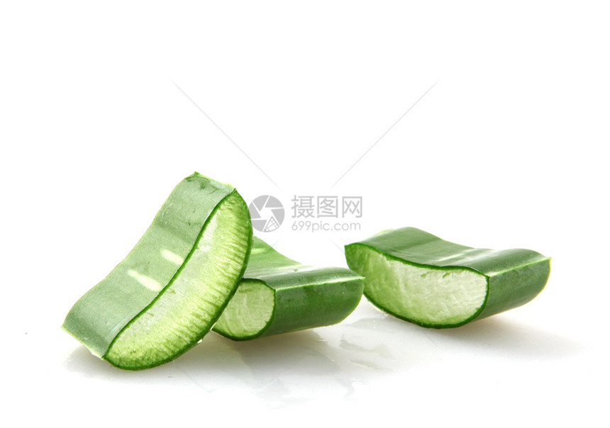 白色背景上的AloeVera切片图片