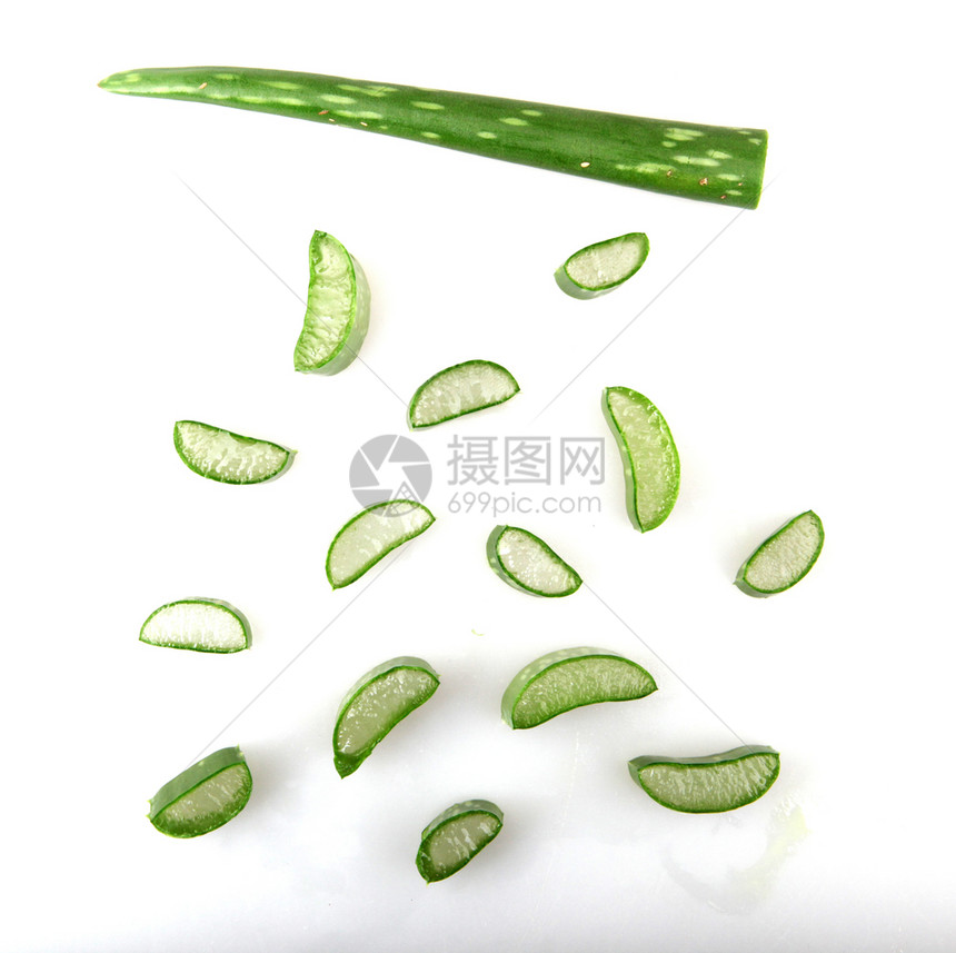 白色背景上的AloeVera切片图片