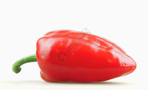 白色背景孤立的红胡椒高清图片