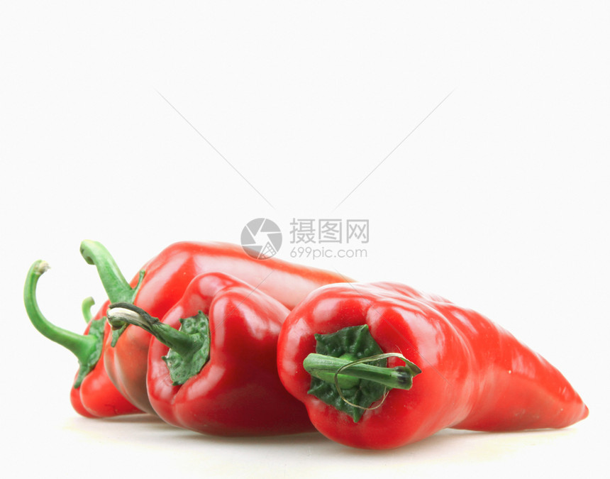 白色背景孤立的红胡椒图片