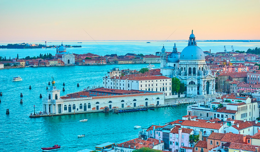 明晚在威尼斯的大运河和圣玛丽亚教堂意大利上方的全景图片