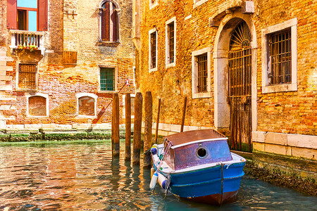 意大利威尼斯用停泊的老旧机动船停泊的威尼斯运河图片