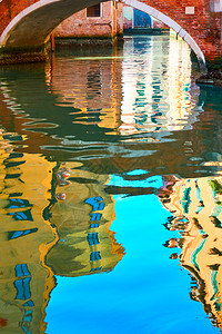 威尼斯镜房屋蓝天和小桥在运河水中反射图片